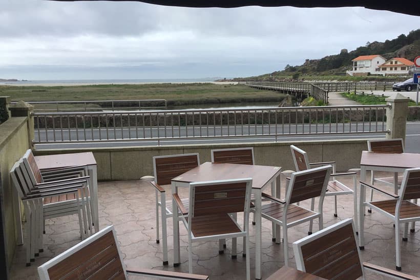 Beber cerveza frente al mar en Carnota