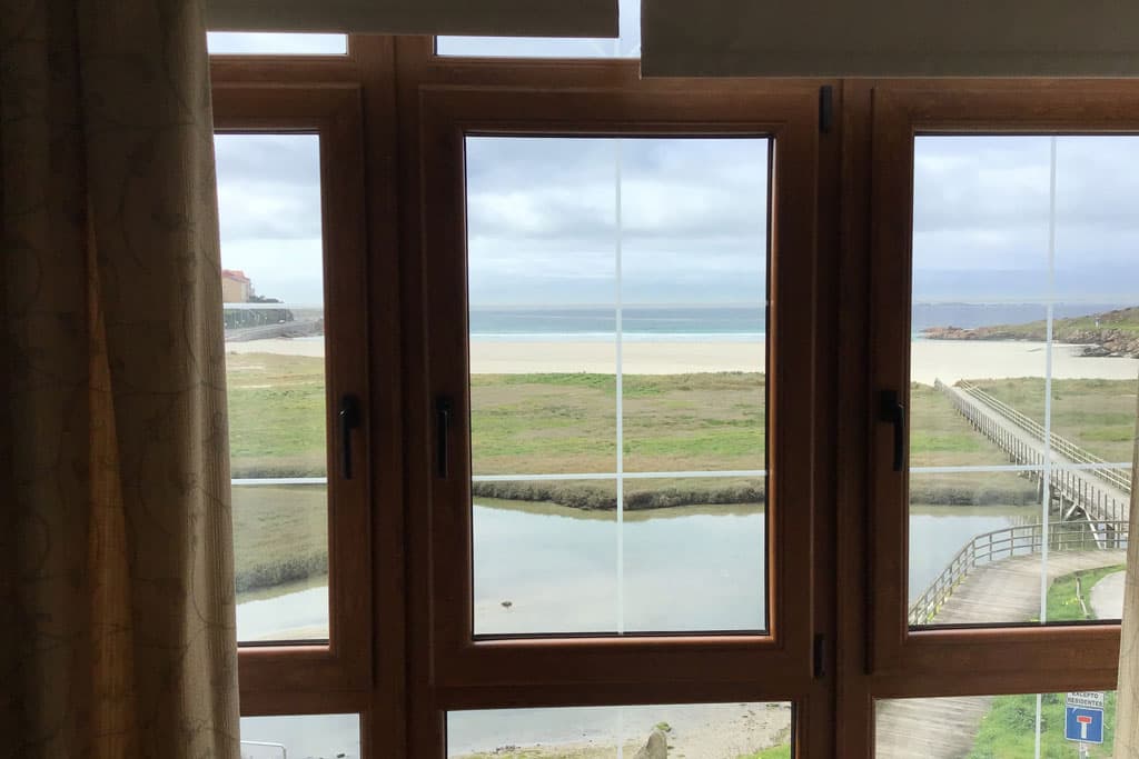 Pensión en Carnota con habitaciones con vistas al mar